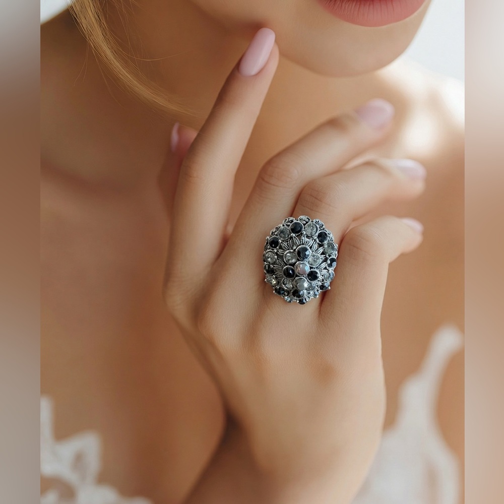Vintage Style Elegant Silver Tone and Black Statement Ring